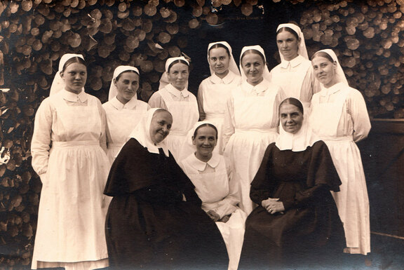 Mutter Eva mit Missionsschwestern, 1929