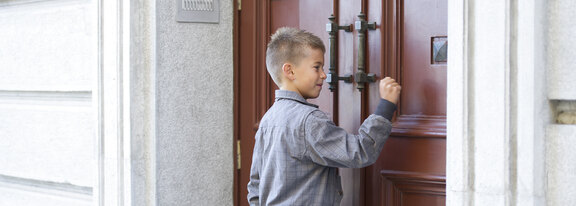 Junge klopft an Tür