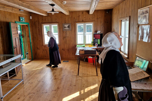 Besichtigung von Mutter Evas "Häuschen"