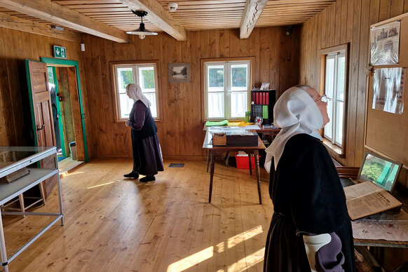 Besichtigung von Mutter Evas "Häuschen" Besichtigung von Mutter Evas "Häuschen"