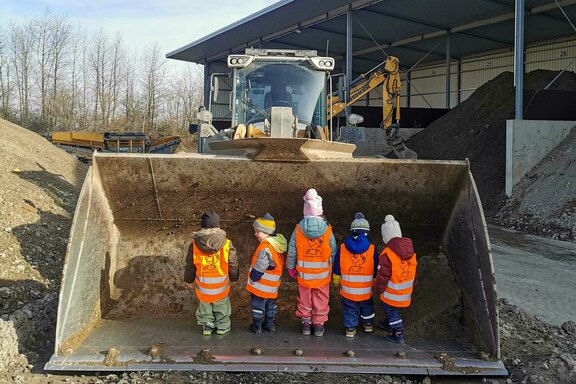 Neben den großen Fahrzeugen sehen wir ganz schön klein aus Neben den großen Fahrzeugen sehen wir ganz schön klein aus