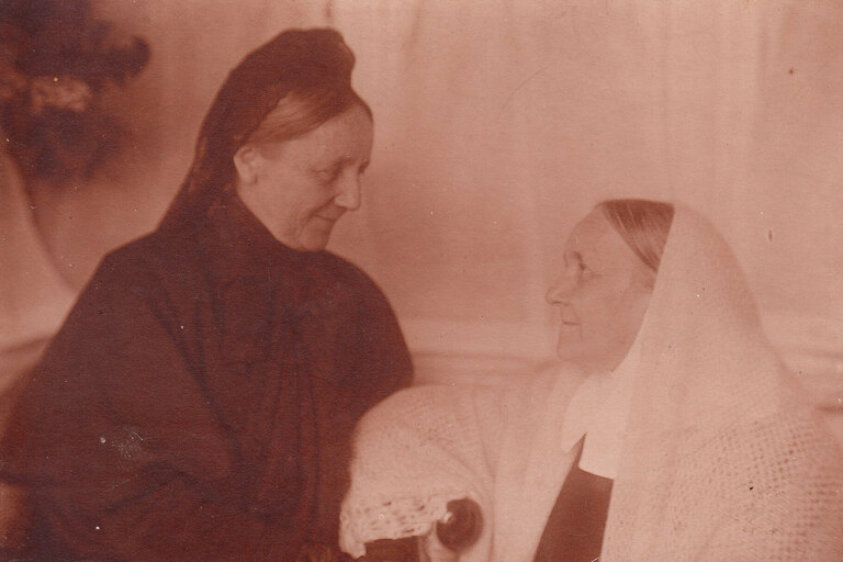 Mutter Eva mit ihrer leiblichen Schwester, Gräfin von Bismarck-Bohlen