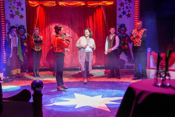 Andrea Krumm-Tzoulas, Bereichsleitung, eröffnete den Abend Andrea Krumm-Tzoulas, Bereichsleitung, eröffnete den Abend