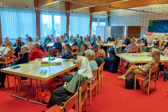 Der Festsaal auf dem Friedenshort-Gelände in Freudenberg war bis auf den letzten Stuhl besetzt