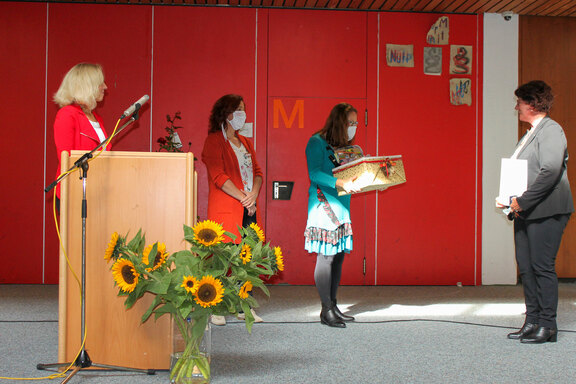 Dezernentin Ursula Mühleck und Kolleginnen überreichen ein Geschenk