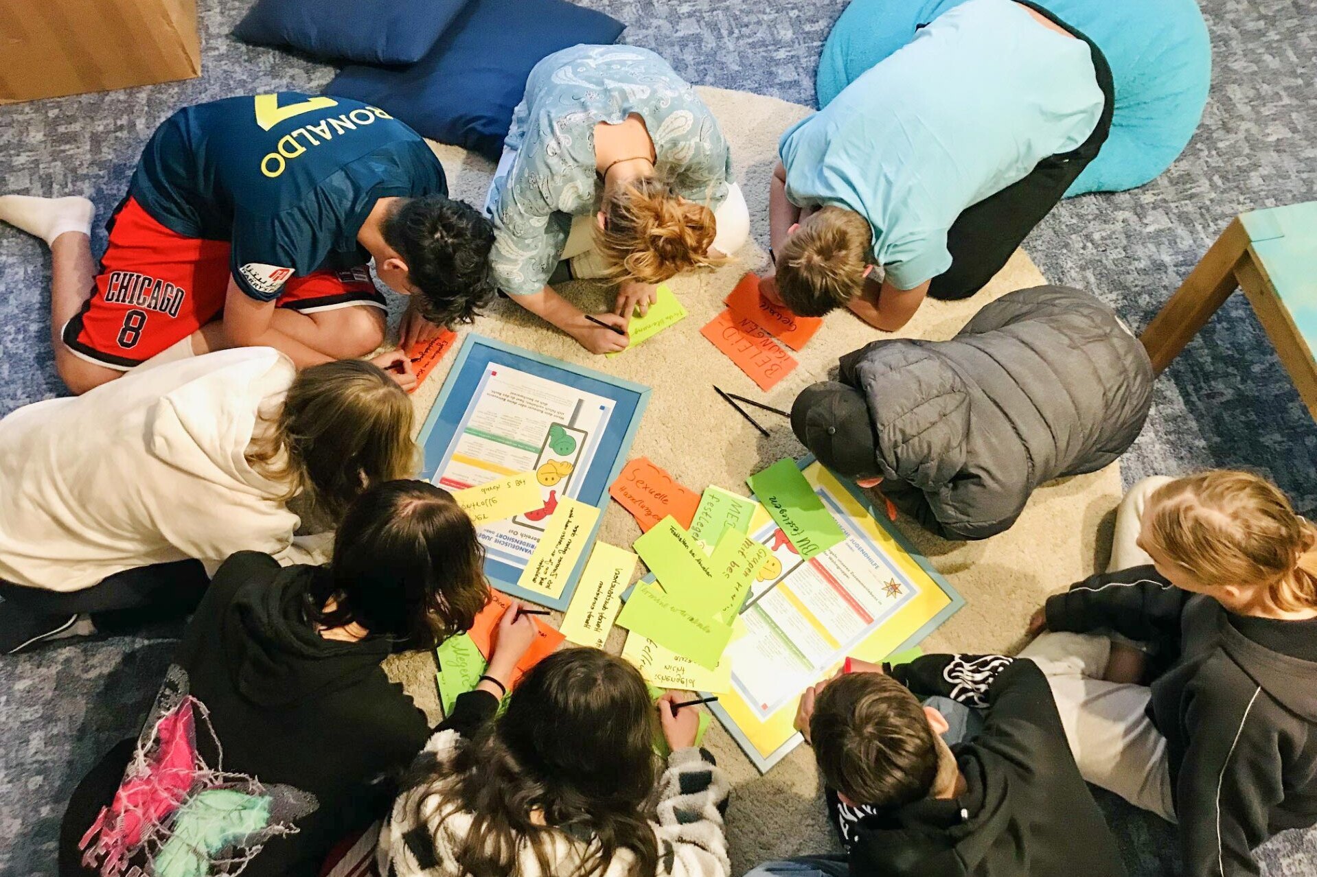 Die Kinder und Jugendlichen sammeln Ideen für die neuen Ampelplakate