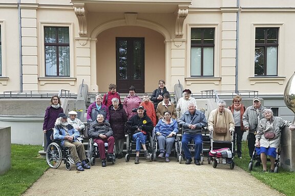 Gruppenfoto vor dem Anwesen  