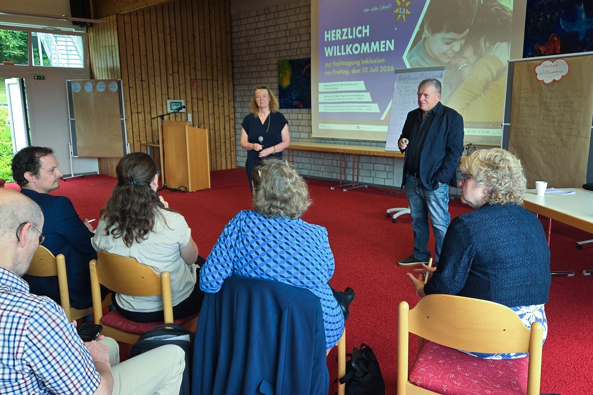In der Dialogrunde mit dem Plenum wurden Erfahrungen aus der Praxis, Entwicklungen in den Regionen und Fragen besprochen