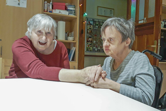 Uschi Marotzke mit einer Mitbewohnerin – und immer mit positiver Ausstrahlung