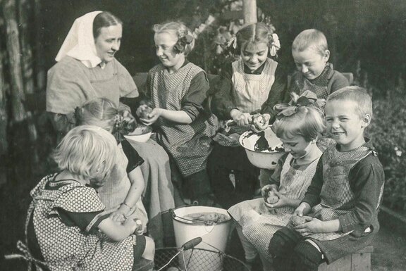 Eine Kinderheimat ist familienähnlich konzipiert und Mithilfe bei Haushaltsdingen, wie hier Schälen von Kartoffeln, gehört dazu Eine Kinderheimat ist familienähnlich konzipiert und Mithilfe bei Haushaltsdingen, wie hier Schälen von Kartoffeln, gehört dazu