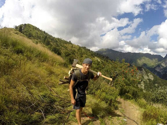 Abends hieß es: selbst Holz hacken und den Kamin befeuern