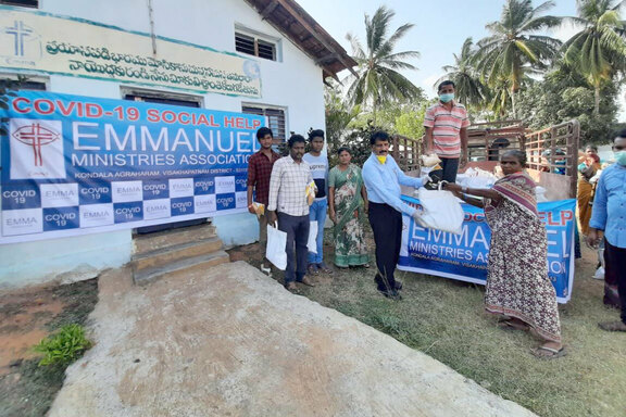 Beim Verteilen in Kusalarpudi