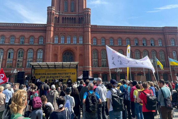 Zahlreiche Menschen hatten sich auf dem Platz vor dem Rathaus in Berlin eingefunden 