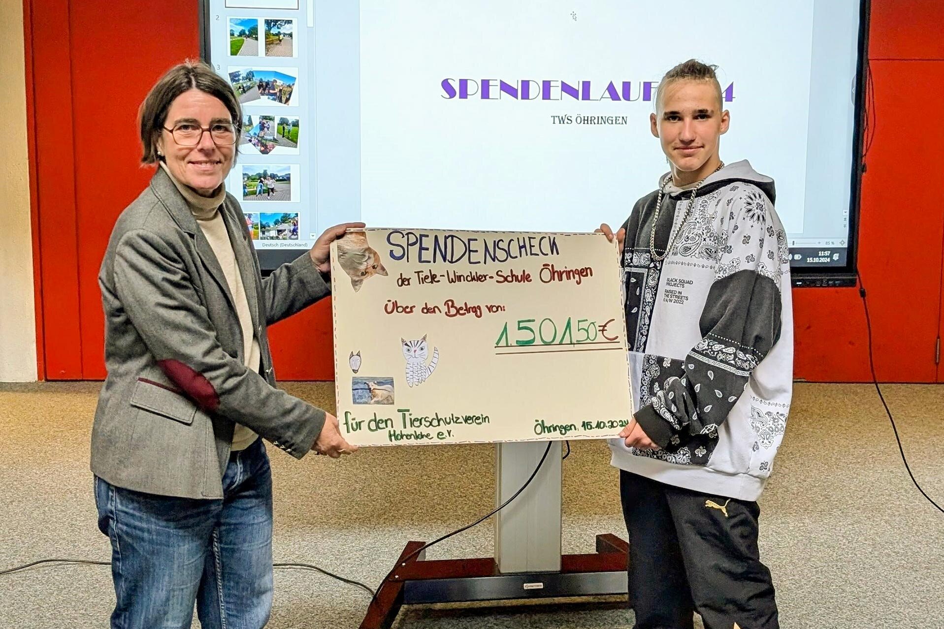 Spendenübergabe in der Aula der Tiele-Winckler-Schule