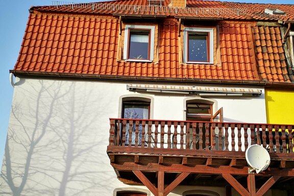 Die Fassade erstrahlt in neuem Weiß  