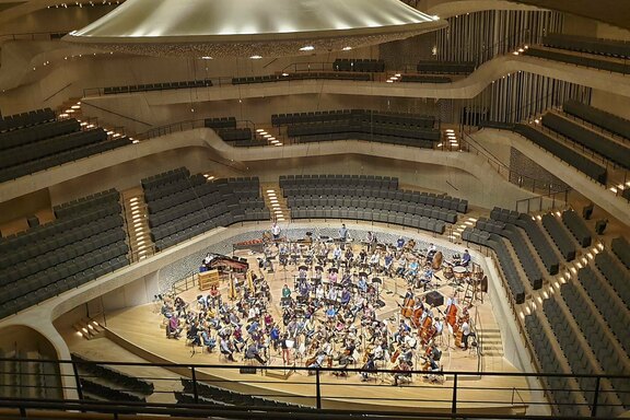 Ein wenig kulturelle Entspannung: Ausflug nach Hamburg mit Besichtigung der Elbphilharmonie. Im großen Saal probte das City of Birmingham Symphony Orchestra unter der Leitung der jungen litauischen Dirigentin Mirga Gražinytė-Tyla Ein wenig kulturelle Entspannung: Ausflug nach Hamburg mit Besichtigung der Elbphilharmonie. Im großen Saal probte das City of Birmingham Symphony Orchestra unter der Leitung der jungen litauischen Dirigentin Mirga Gražinytė-Tyla