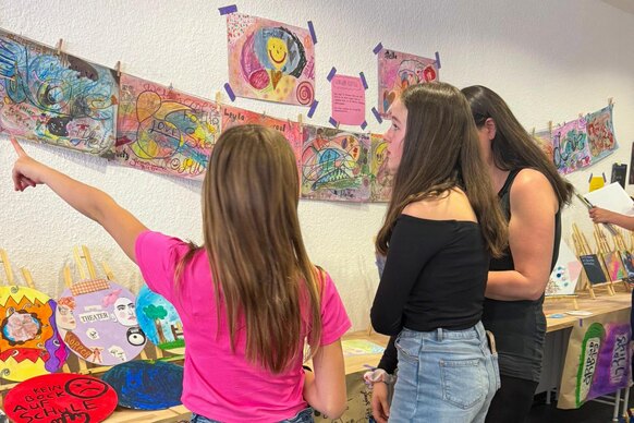 Die Kinder und Jugendlichen zeigen ihre Werke Die Kinder und Jugendlichen zeigen ihre Werke