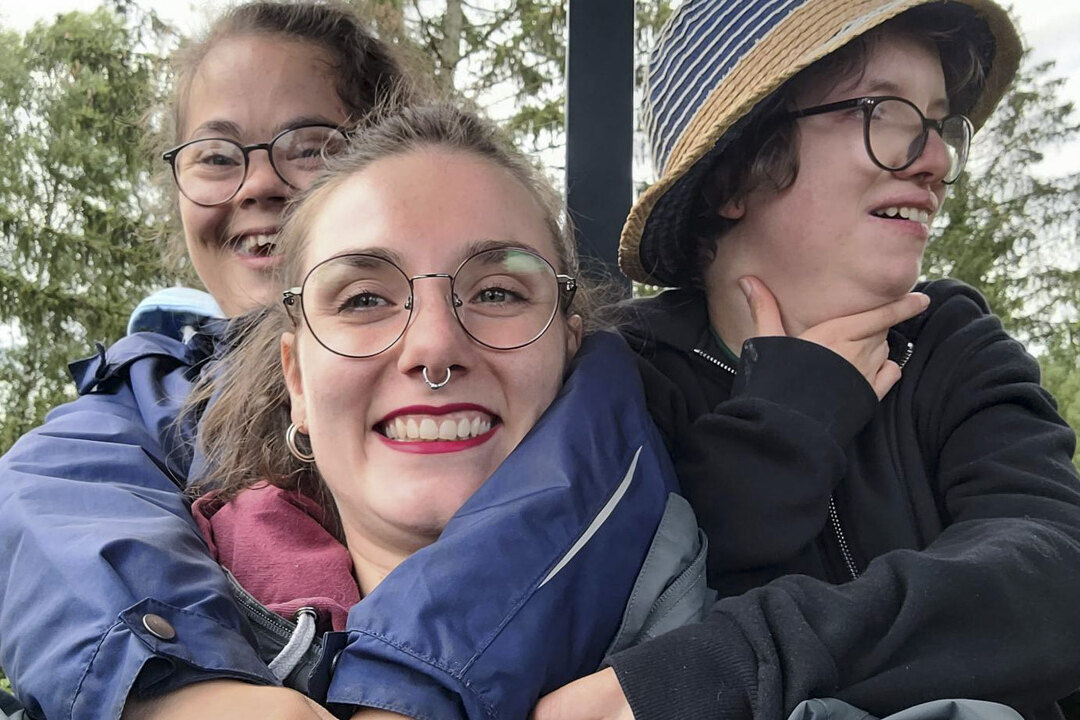 Fröhliche Teilnehmende beim Ausflug nach Hannover