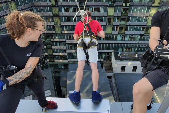 Gruppe auf dem Hausdach beim Nervenkitzel