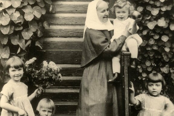 Mutter Eva mit Kindern vor ihrem Häuschen, 1928