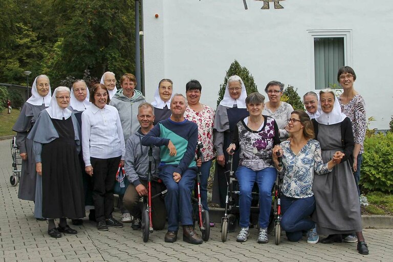 Herzlich willkommen im Friedenshort Freudenberg – Gruppenfoto mit Diakonissen 