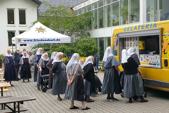 Auch die Schwestern waren zum Eisessen eingeladen. Kurz nach dieser Aufnahme trafen die Schulklassen ein.  