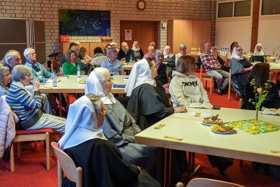 Das Publikum lauschte gespannt auf die vorgelesenen Buchpassagen (Foto: Heinz Hermann Michels)