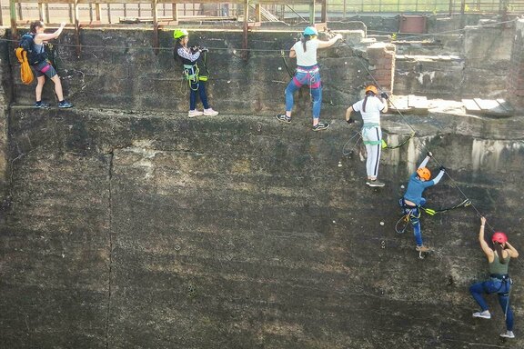 Gut gesichert ging es hoch hinaus an die Kletterwand