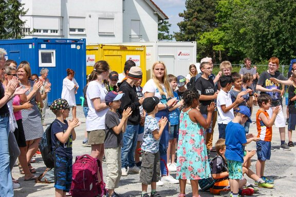 Auch Kinder aus der Tiele-Winckler-Schule und dem Sonderschulkindergarten waren mit Freude beim Richtfest dabei