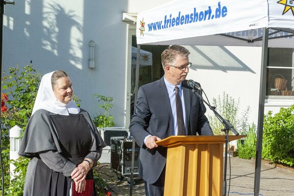 Mit persönlichen Worten und jeweils einem Bibelvers hießen Oberin Sr. Christine Killies und Götz-Tilman Hadem die neue Leitende Theologin im Friedenshort willkommen.