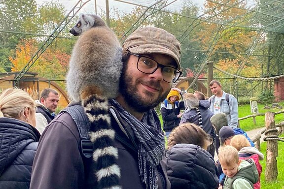 Der Affe fühlte sich auf den Schultern offenkundig sehr wohl