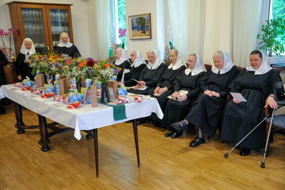 Nach dem Gottesdienst war im Schwesternwohnzimmer für die Gäste Gelegenheit zum Gratulieren