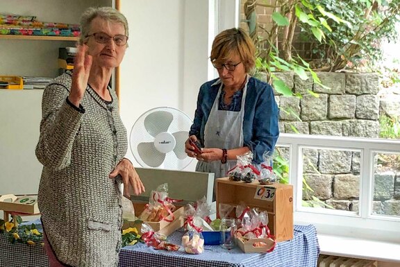 Zu kaufen gibt es leckere Naschereien, aber auch Stifte, Malbücher und viele andere Dinge mehr Zu kaufen gibt es leckere Naschereien, aber auch Stifte, Malbücher und viele andere Dinge mehr