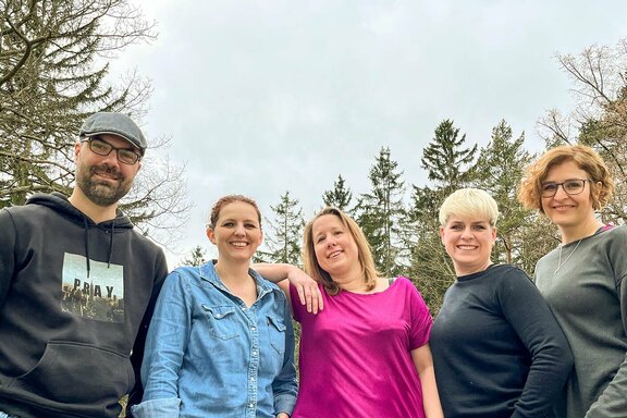 Mitten im Wald gelegen, lud auch das Gelände rund ums Haus zum Spaziergang ein