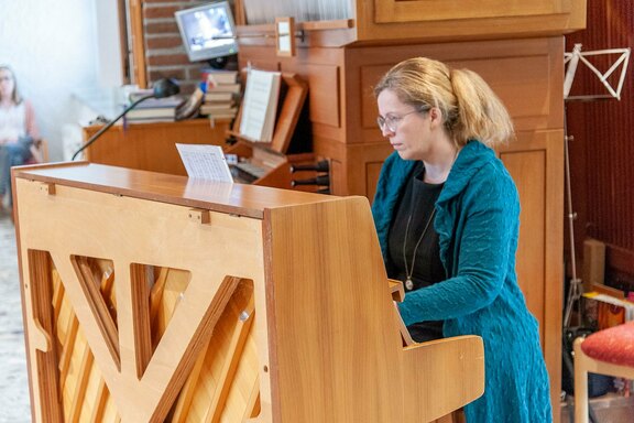 Musikalisch wurde die Andacht von Organistin Frau Schuster gestaltet