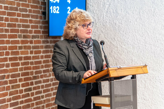 Pfarrerin Ute Riegas-Chaikowski begrüßt den neuen Regionalleiter