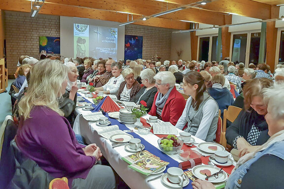 Sr. Christine Killies konnte die Gäste im voll besetzten Festsaal begrüßen