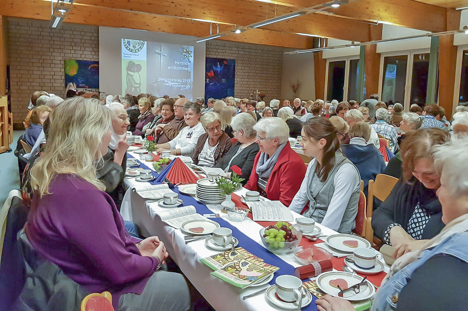 Sr. Christine Killies konnte die Gäste im voll besetzten Festsaal begrüßen