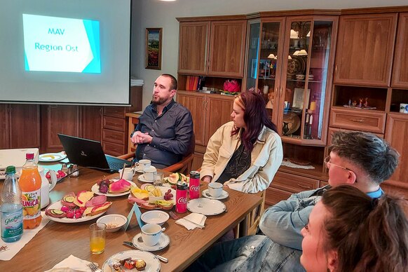 Sebastian Dummer stellte die Aufgaben der Mitarbeitervertretung der Region Ost anhand einer Powerpoint-Präsenation vor