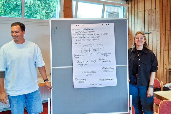 Samir Ben Farhat und Hannah Beinhauer präsentieren Ergebnisse aus der Teamarbeit