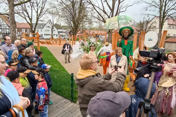 Die Kinder der SGA warten gespannt. Im Hintergrund: "Imanuel Immergrün" – der längste Gärtner der Welt