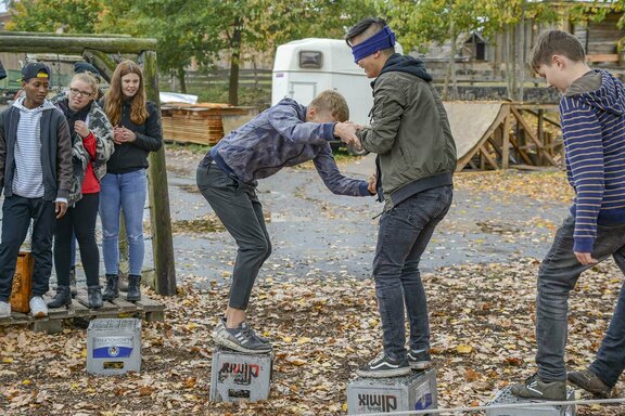 Zunächst wurde in Bodennähe geübt – auch hier kam es schon aufs Teamwork an  