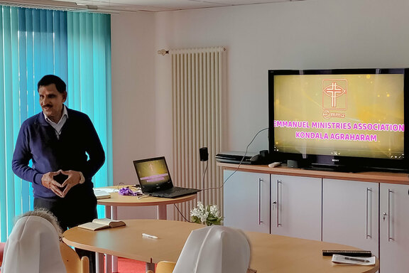 Bischof Jeevan beim Vortrag
