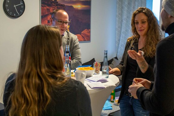 An den Stehtischen gab es viele angeregte Gespräche. Mitte: Sebastian Klasen, Fachberatung und Koordination