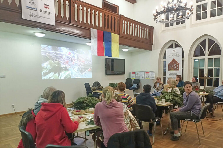 Integrationsprojekt: Menschen aus der Ukraine und aus Polen basteln gemeinsam Adventliches