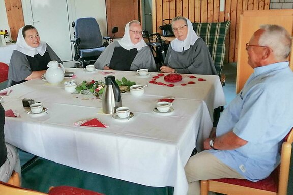 Auch Altoberin Sr. Anneliese Daub (li.) und Oberin Sr. Christine Killies gesellten sich zur Jubilarin und ihren Gästen