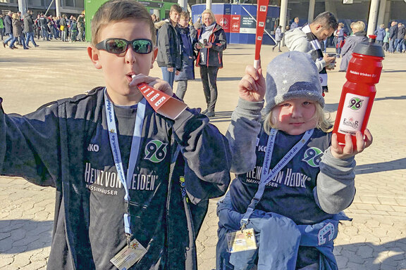 Sehr zur Freude der Kinder gab es eine „Rundum-Versorgung“ mit Fanartikeln