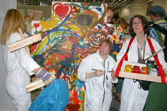 Beim inklusiven Kunstprojekt auf dem 1. Ökumenischen Kirchentag in Berlin 2003
