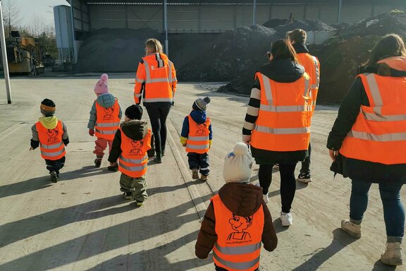 Mit den Sicherheitswesten sahen wir aus wie richtige Baumeister Mit den Sicherheitswesten sahen wir aus wie richtige Baumeister