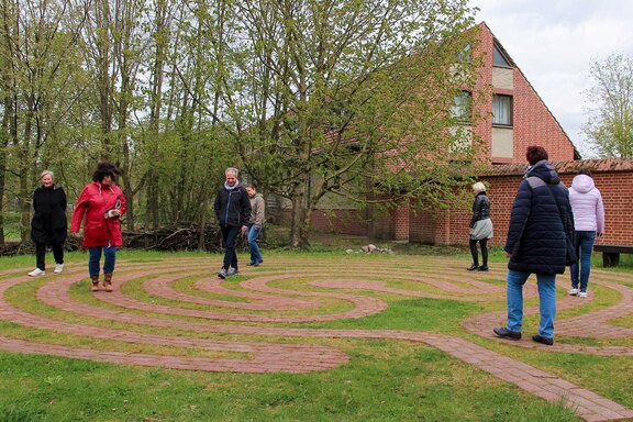 Draußen gab es einen Spaziergang durch das Labyrinth im Klostergarten  